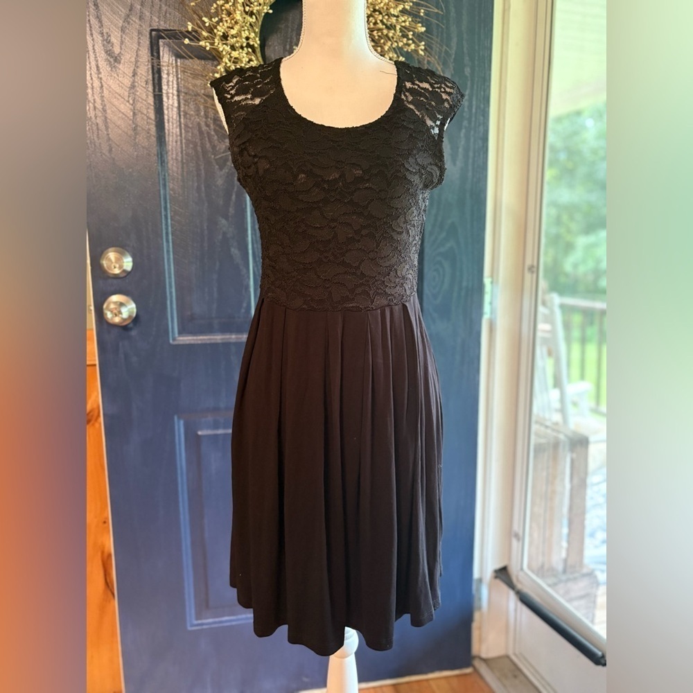 Gilli Black Fit and Flare Sleeveless Dress size Medium